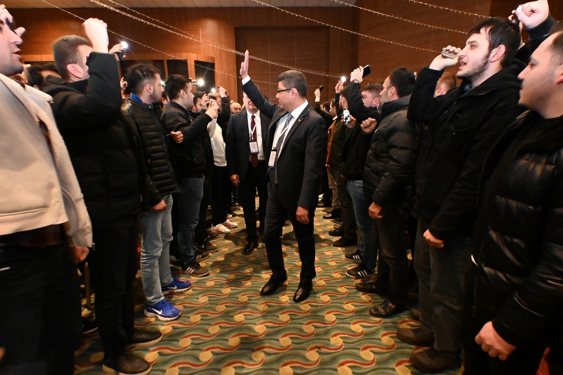 AltundagUysal's tweet photo. Bursa Uludağ Üniversitesi ile birlikte gerçekleştirdiğimiz, üniversite ile emeğin buluştuğu ve bu yıl, “İkiz Dönüşüm” başlığıyla dokuzuncusu düzenlenen Akad’emek Öğrenci Kurultayında, 25 farklı üniversiteden gelen gençlerimizin yanında olmaktan büyük mutluluk duydum. https://t.co/V1Ss1bPPdg