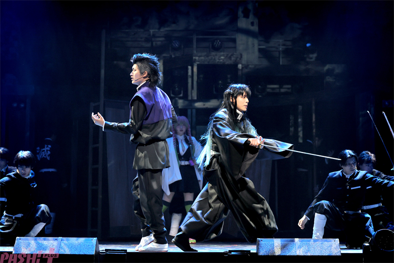 magazine_pash's tweet photo. 【舞台鬼滅の刃】新作『舞台「鬼滅の刃」其ノ伍 襲撃 刀鍛冶の里』が本日開幕！ 舞台写真やキャスト＆脚本・演出コメントが到着

#舞台鬼滅の刃 #鬼滅の刃

https://t.co/dh8mL4cl79 https://t.co/IdzVAqtPCi