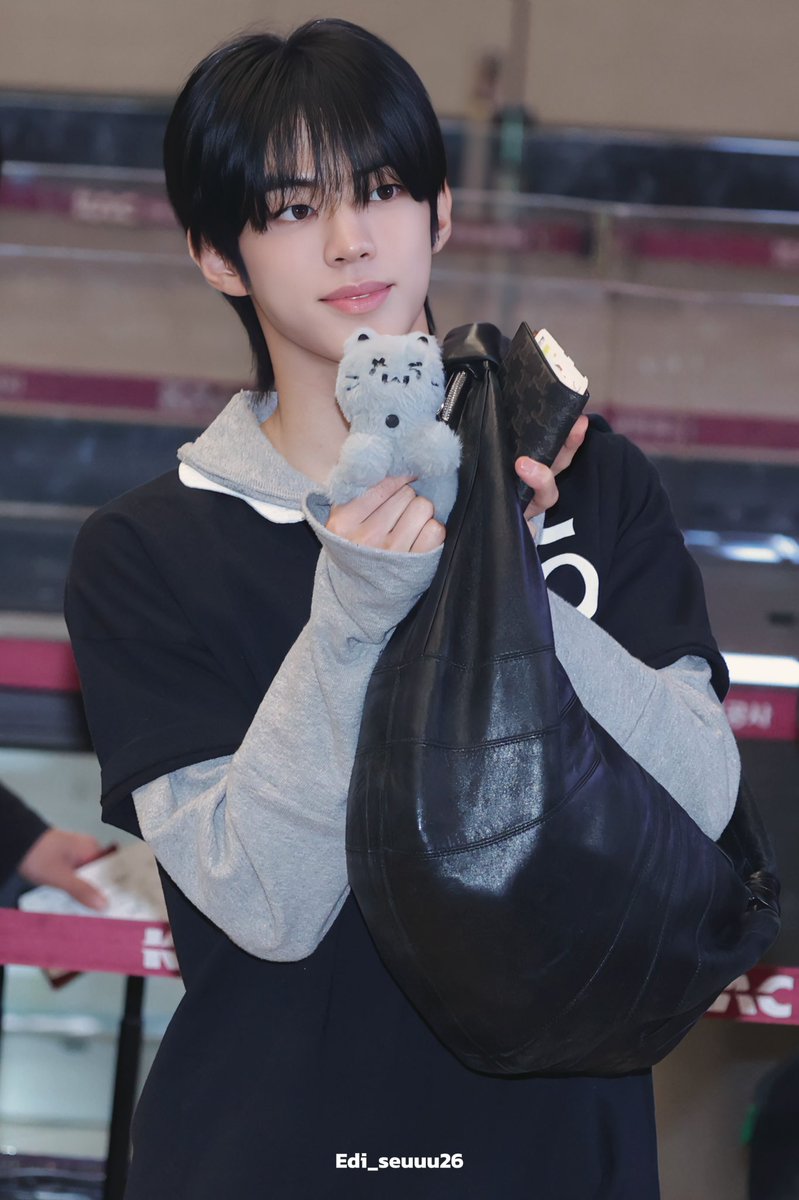 Edi_seuuu26's tweet photo. 250411 GMP

🐈‍⬛&amp;🐈‍⬛

#TWS  #투어스 #도훈 #dohooon https://t.co/uBkPTRj0OY