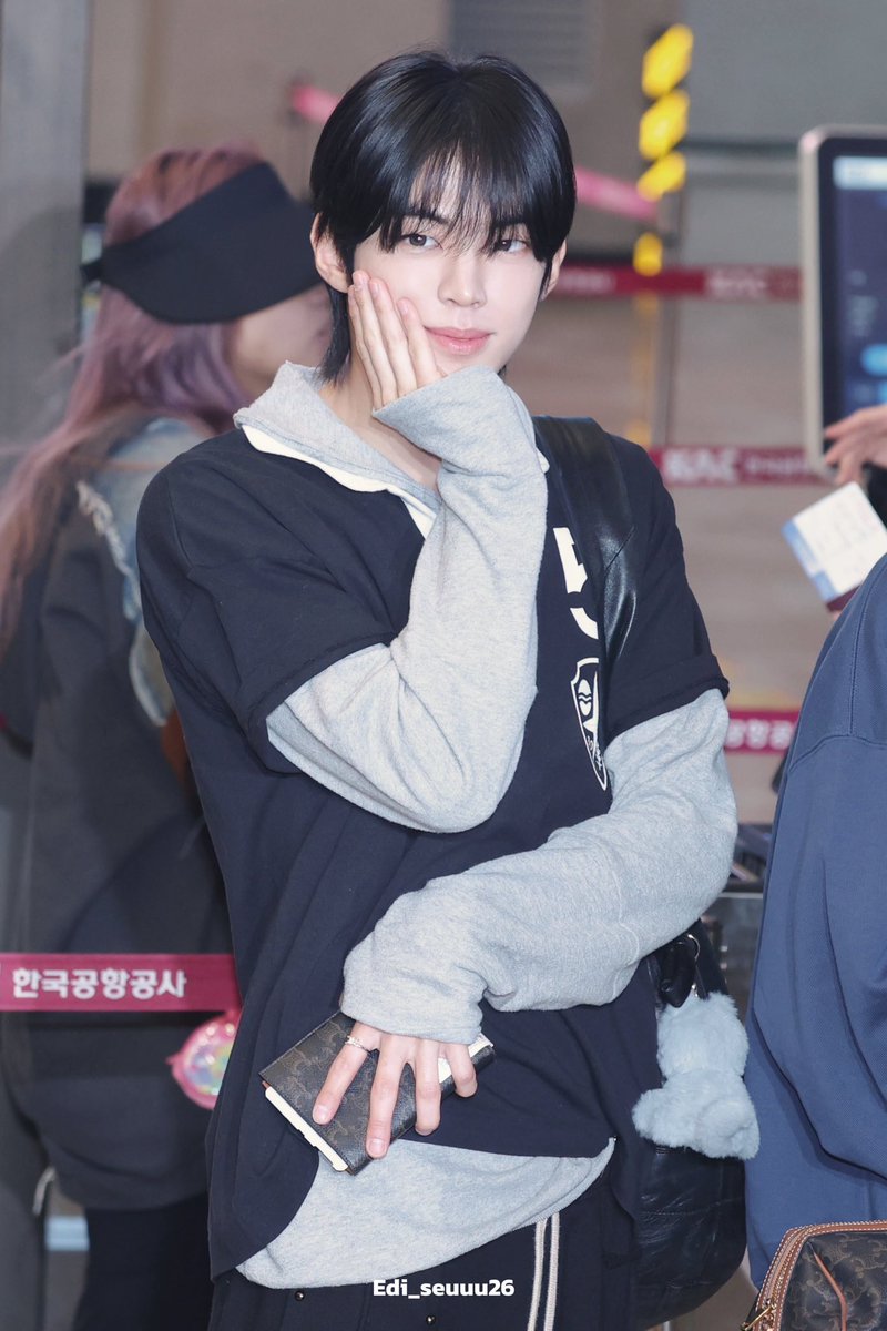 Edi_seuuu26's tweet photo. 250411 GMP

🐈‍⬛&amp;🐈‍⬛

#TWS  #투어스 #도훈 #dohooon https://t.co/uBkPTRj0OY