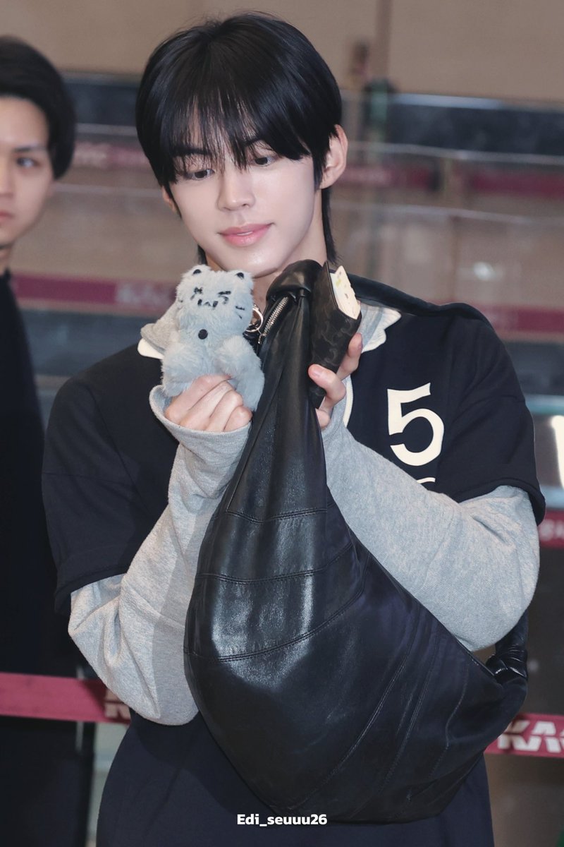 Edi_seuuu26's tweet photo. 250411 GMP

🐈‍⬛&amp;🐈‍⬛

#TWS  #투어스 #도훈 #dohooon https://t.co/uBkPTRj0OY