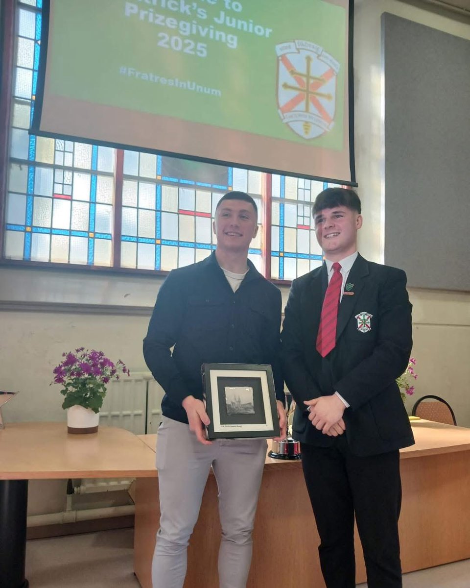 Delighted to welcome past pupil and All Ireland winner, Oisin Conaty, back to school to help us celebrate Junior Prizegiving. Our head prefect, Dara Gillan, presented Oisin with a Stephen Farnan (another successful alumni) ceramic as a token of our gratitude. 💚❤️