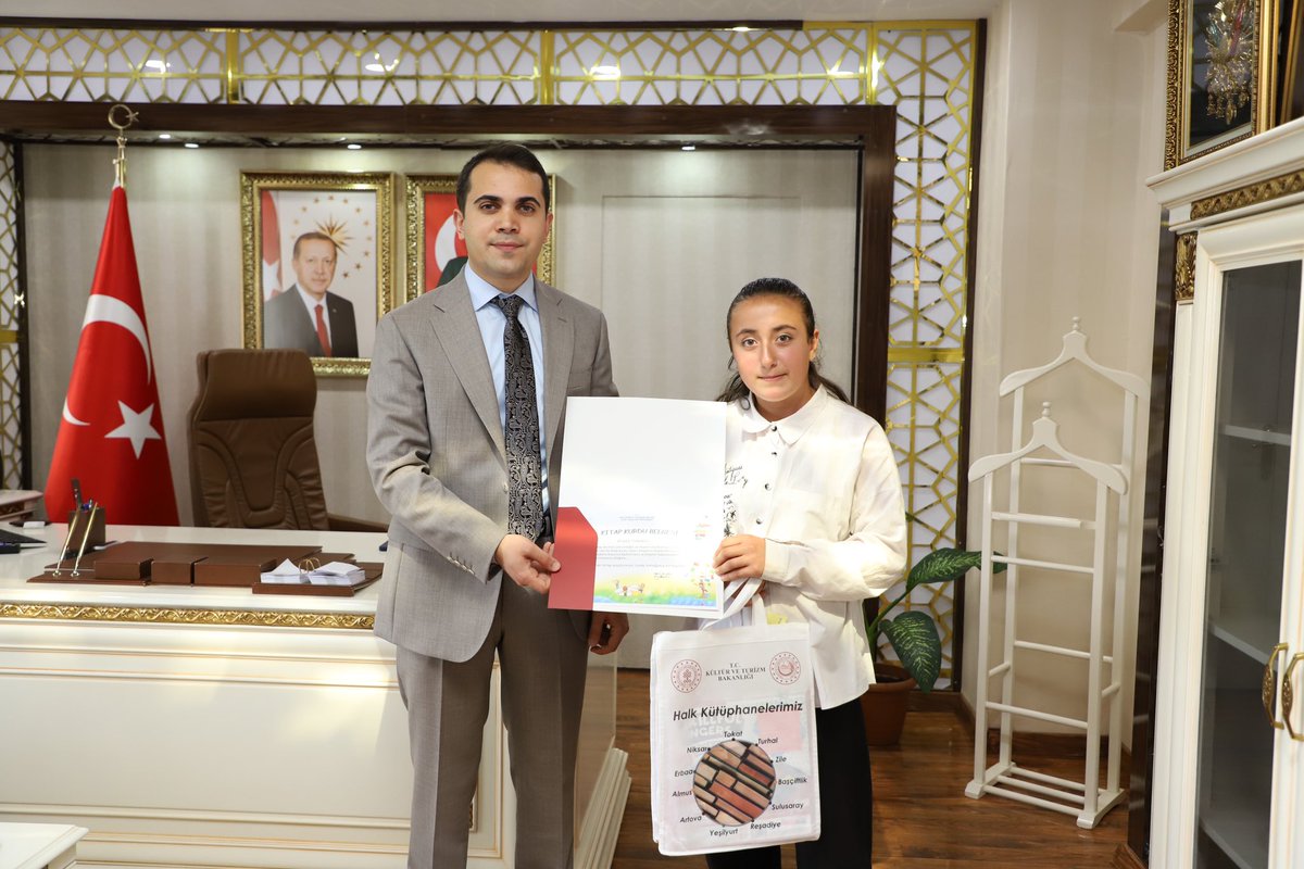 Sulusaray Kaymakamlığı (@ssaraykymkmligi) on Twitter photo Kaymakamımız Sn. Emre ARSLAN “Kütüphane Haftası Kutlamaları” kapsamında kütüphane memuru Emine YILMAZ ve öğrencileri kabul etti.
Kitapların bilgiye ulaşmanın en önemli aracı olduğunu vurgulayan Kaymakamımız, öğrencilere bol bol kitap okumaları tavsiyesinde bulundu.
<a href="/emre_arslan25/">Emre Arslan</a> Kaymakamımız Sn. Emre ARSLAN “Kütüphane Haftası Kutlamaları” kapsamında kütüphane memuru Emine YILMAZ ve öğrencileri kabul etti.
Kitapların bilgiye ulaşmanın en önemli aracı olduğunu vurgulayan Kaymakamımız, öğrencilere bol bol kitap okumaları tavsiyesinde bulundu.
<a href="/emre_arslan25/">Emre Arslan</a>
