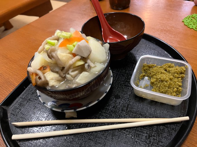 だご汁、この下に団子たっぷりでこれだけでお腹いっぱいなれる量で、
メニューにオススメ!お酒のつまみこれだけでOK!
みたいに書かれてて、全くもってその通りだったんですが、
儲け的にそれはだいじょうぶなのん?
店のおかみさんも人柄良くて雰囲気良いお店でした。 