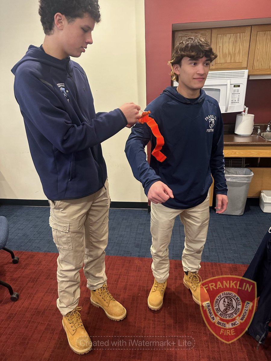 FranklinSafe's tweet photo. This week our FHS Senior Project students were certified in a new program we teach called Stop the Bleed. This program teaches people how to control bleeding until EMS arrives helping save lives due to response times for EMS. 🚑❤️🩸🚑❤️🩸 https://t.co/5WAYf8YFSH