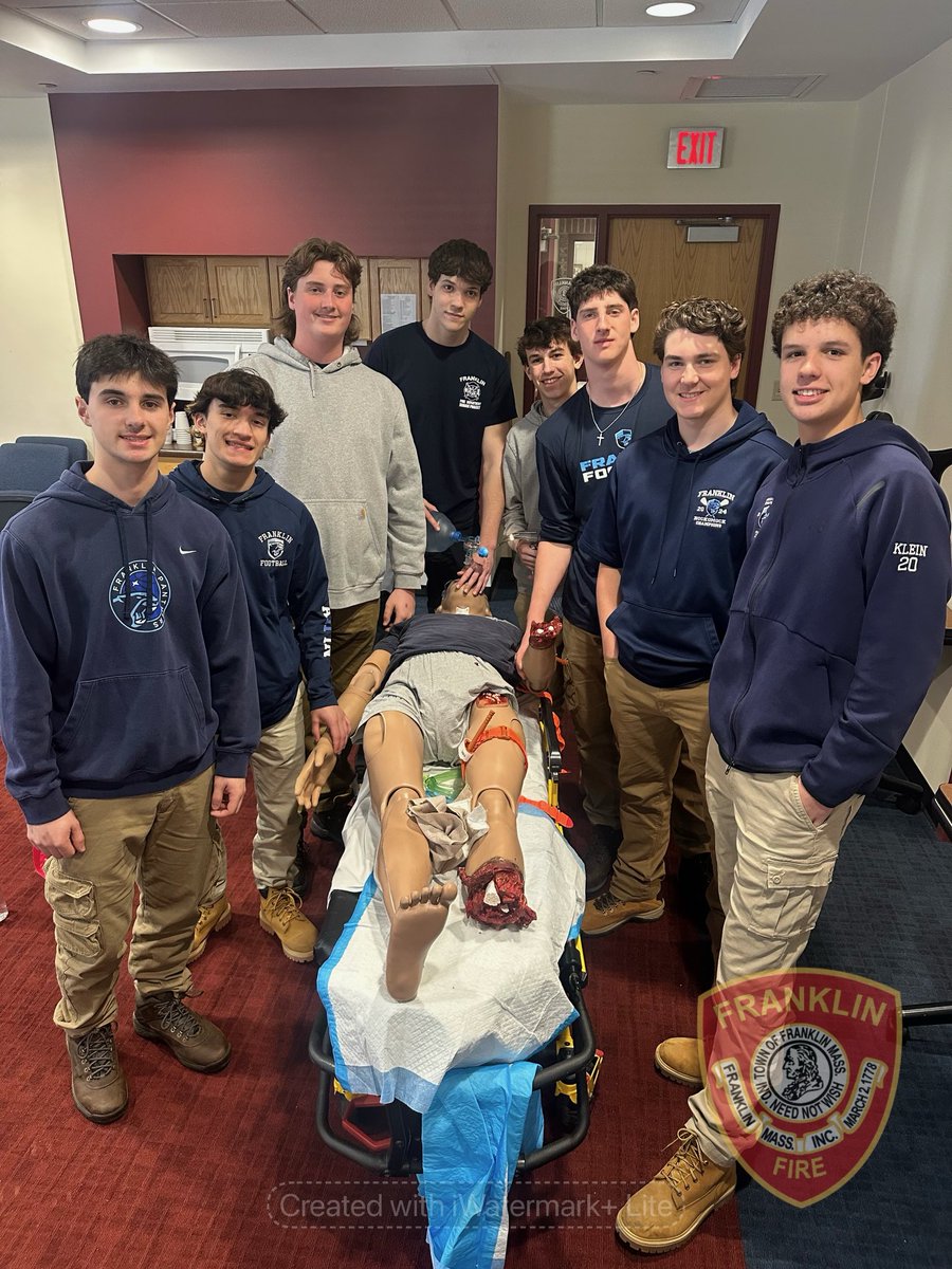 FranklinSafe's tweet photo. This week our FHS Senior Project students were certified in a new program we teach called Stop the Bleed. This program teaches people how to control bleeding until EMS arrives helping save lives due to response times for EMS. 🚑❤️🩸🚑❤️🩸 https://t.co/5WAYf8YFSH