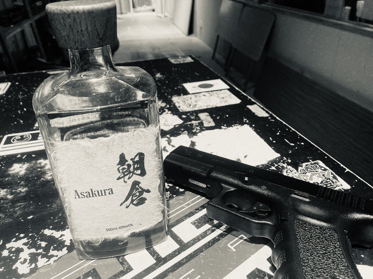 bbBAR310's tweet photo. 樽で熟成させた古酒の麦焼酎、朝倉♡
ウィスキーみたいな焼酎ですよん♡
#銃と焼酎
#bbbar
#bar
#shootingbar
#北浜 https://t.co/hjc2QSShHa
