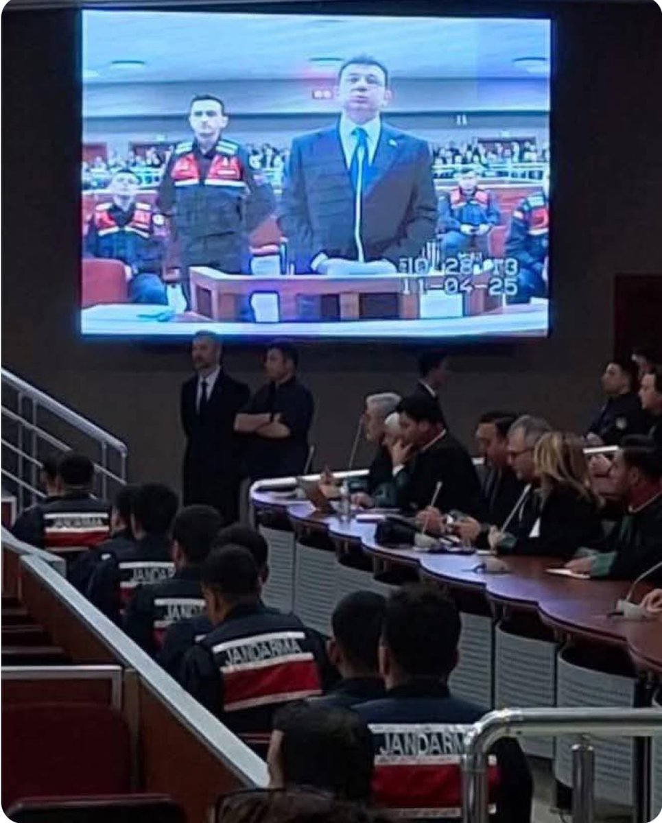 Ben CHP’nin yerinde olsam, demokrasi utancı bu fotoğrafı tişört yaparım, giydirmeye çalıştıkları mahkumiyeti hepimiz giyelim dolaşalım