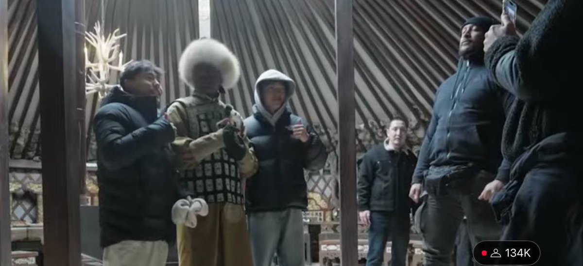 Санамсаргүй байдлаар гадаа байгаа хүүхдүүдээс 2 хүүхэд сонгож зураг даруулъя гэсэн чинь нөгөө 2 нь Соёлын сайд Ч.Номин-н ихэр хөвгүүд байдаг шаасан 😂😂