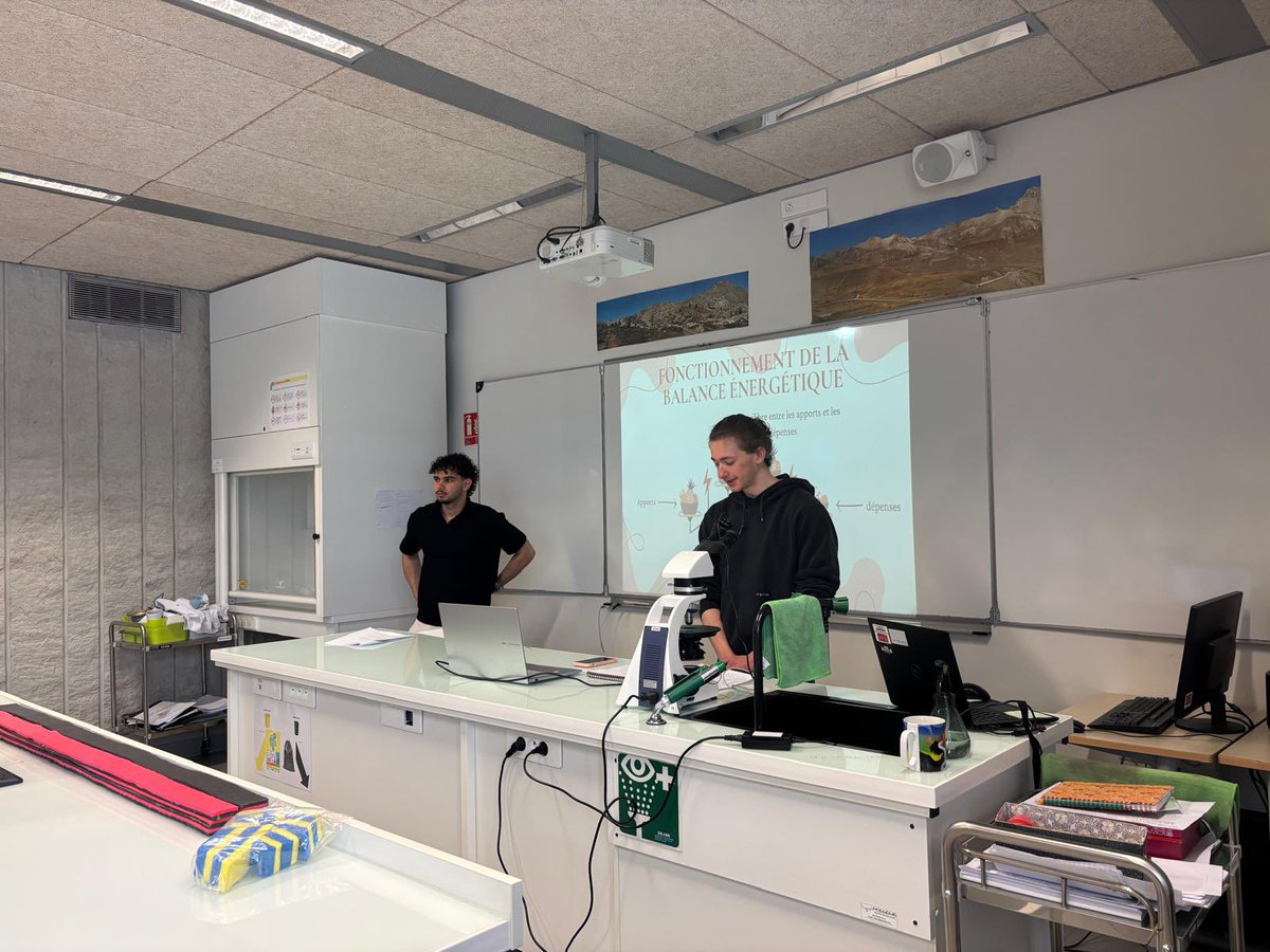 LyceeBourquin's tweet photo. 🍎Les étudiants en BTS Diététique Nutritionnel de Neosup sont intervenus auprès des secondes de Mme Gounet autour du thème de l’équilibre alimentaire : goûter équilibré, info/intox sur l’alimentation, régimes et réseaux sociaux. 
Un moment enrichissant pour tous, merci à eux ! 👏 https://t.co/jTWxMEJ3g1