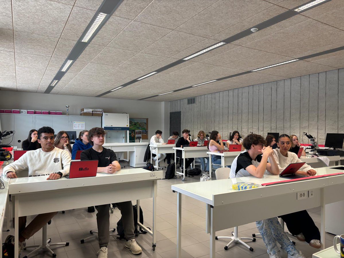 LyceeBourquin's tweet photo. 🍎Les étudiants en BTS Diététique Nutritionnel de Neosup sont intervenus auprès des secondes de Mme Gounet autour du thème de l’équilibre alimentaire : goûter équilibré, info/intox sur l’alimentation, régimes et réseaux sociaux. 
Un moment enrichissant pour tous, merci à eux ! 👏 https://t.co/jTWxMEJ3g1