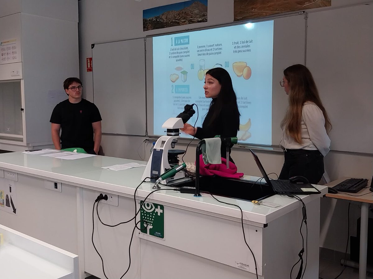 LyceeBourquin's tweet photo. 🍎Les étudiants en BTS Diététique Nutritionnel de Neosup sont intervenus auprès des secondes de Mme Gounet autour du thème de l’équilibre alimentaire : goûter équilibré, info/intox sur l’alimentation, régimes et réseaux sociaux. 
Un moment enrichissant pour tous, merci à eux ! 👏 https://t.co/jTWxMEJ3g1