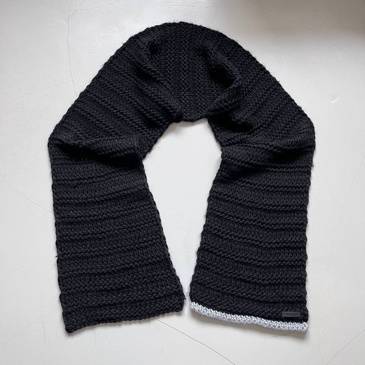 Calvin Klein scarf.🧣

70% acrylic, 30% wool.
Good condition.

Size 31x170.

See link in profile for price