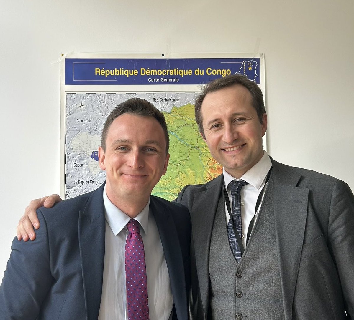 Mit dem grossartigen Leiter des Kinshasa-Büros ⁦⁦der KAS ⁦<a href="/JakobKerstan/">Jakob Kerstan</a>⁩ - vereint in der Liebe zur 🇨🇩 / Dans mon bureau à Bruxelles avec l‘excellent directeur de ⁦⁦<a href="/kaskongo/">Konrad-Adenauer-Stiftung DR Kongo</a>⁩ - unis par l’amour pour la 🇨🇩. ⁦<a href="/KAS_africa/">KAS Sub-Saharan Africa</a>⁩ #RDC ⁦<a href="/mnedbrussels/">The Multinational Development Policy Dialogue</a>⁩