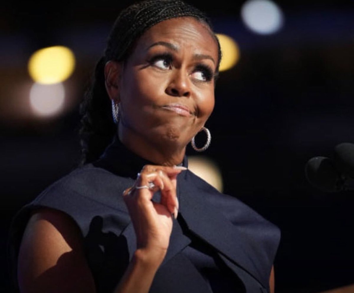 Topnewslatin's tweet photo. REVELACIONES DE MICHELLE OBAMA: “La gente asumió que nos estábamos divorciando”. La ausencia de la abogada y escritora en eventos públicos oficiales, como el funeral de Estado al expresidente Carter y la investidura de Donald Trump, hizo surgir preguntas sobre su matrimonio. https://t.co/JMsAXFl32B