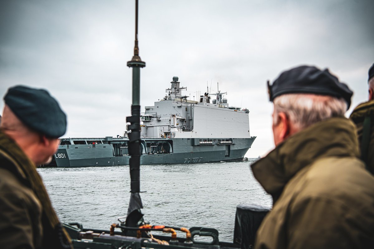 CDS_Defensie's tweet image. Wanneer eenheden die opereren in het land-, zee-, lucht-, ruimte- en cyberdomein tegelijkertijd kunnen beschikken over dezelfde actuele #informatie, vergroot dat onze #slagkracht in een gevecht waarin snelheid en aanpassingsvermogen het verschil maken. 👉 defensie.nl/actueel/nieuws…