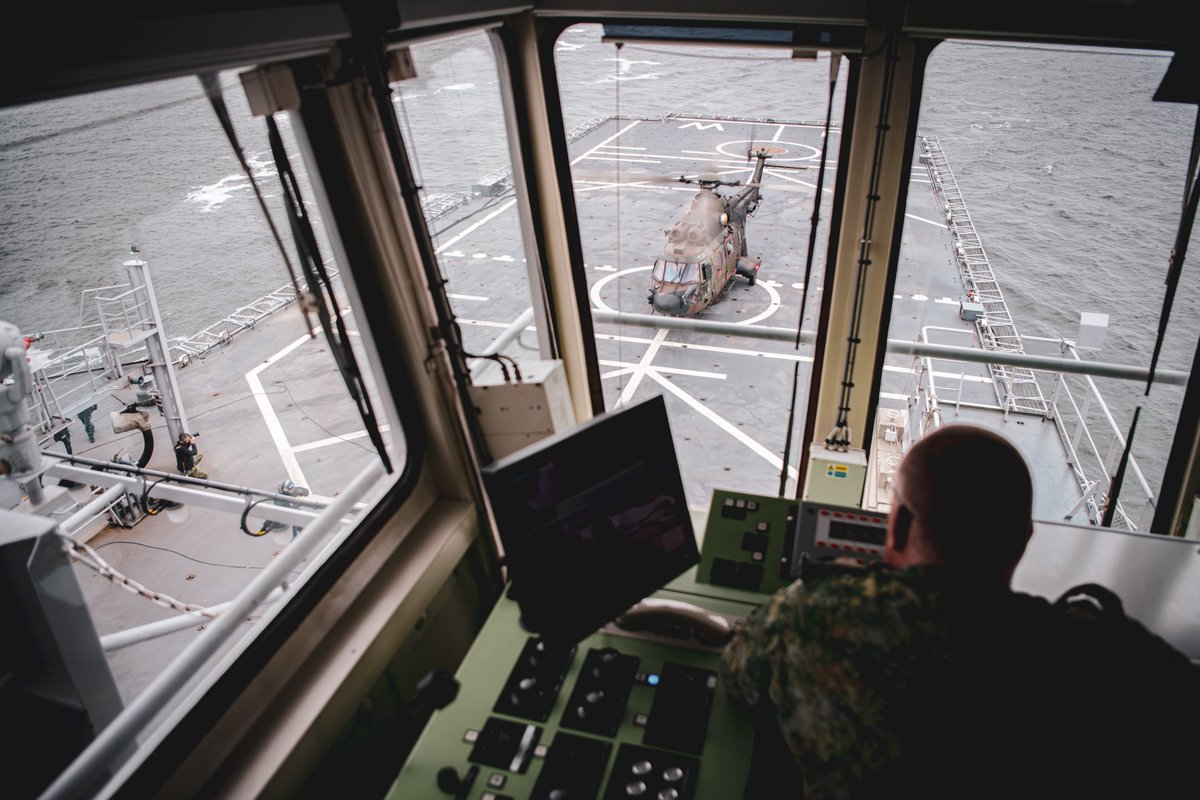 CDS_Defensie's tweet image. Wanneer eenheden die opereren in het land-, zee-, lucht-, ruimte- en cyberdomein tegelijkertijd kunnen beschikken over dezelfde actuele #informatie, vergroot dat onze #slagkracht in een gevecht waarin snelheid en aanpassingsvermogen het verschil maken. 👉 defensie.nl/actueel/nieuws…