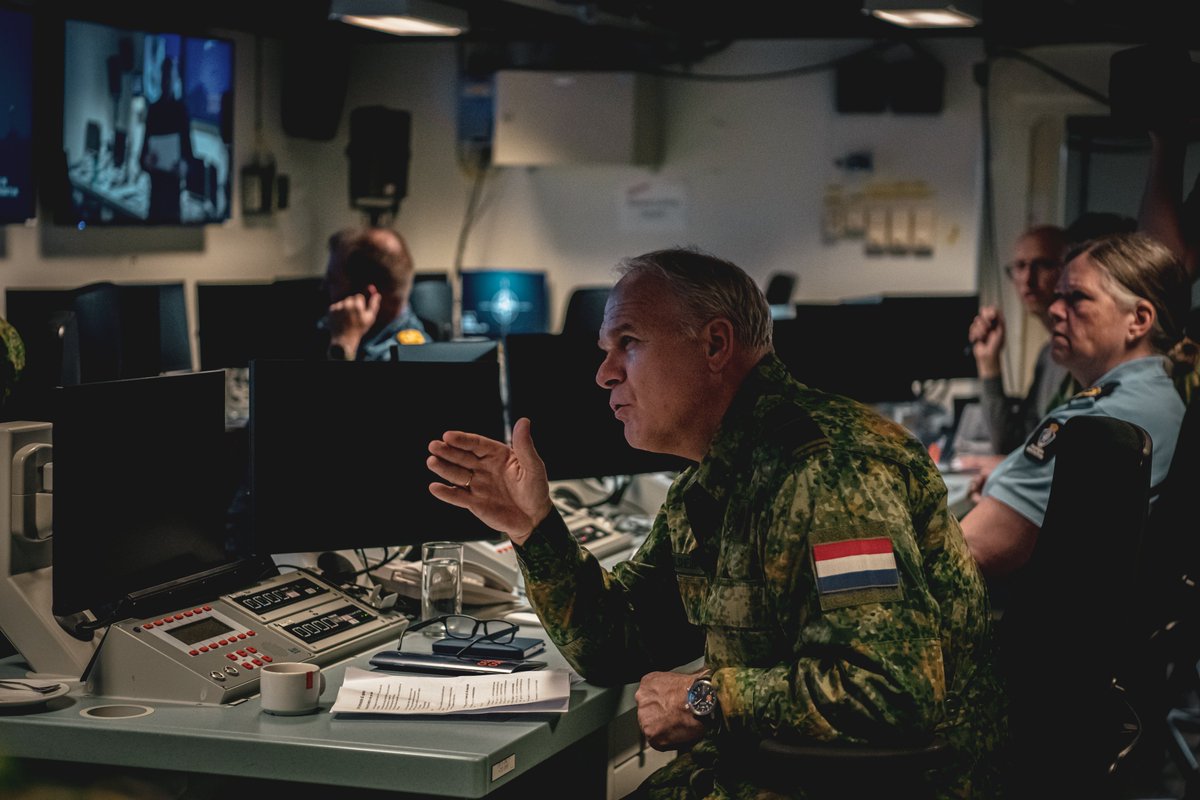 CDS_Defensie's tweet image. Wanneer eenheden die opereren in het land-, zee-, lucht-, ruimte- en cyberdomein tegelijkertijd kunnen beschikken over dezelfde actuele #informatie, vergroot dat onze #slagkracht in een gevecht waarin snelheid en aanpassingsvermogen het verschil maken. 👉 defensie.nl/actueel/nieuws…