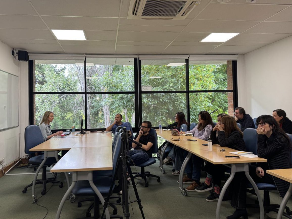 Flavia Costa presentó “Tecnoceno, nuevo orden informacional e inteligencia artificial” en el seminario de investigación de Ciencias Sociales, donde refirió a los principales debates sobre las inteligencias artificiales generativas y los modelos de lenguaje grandes.