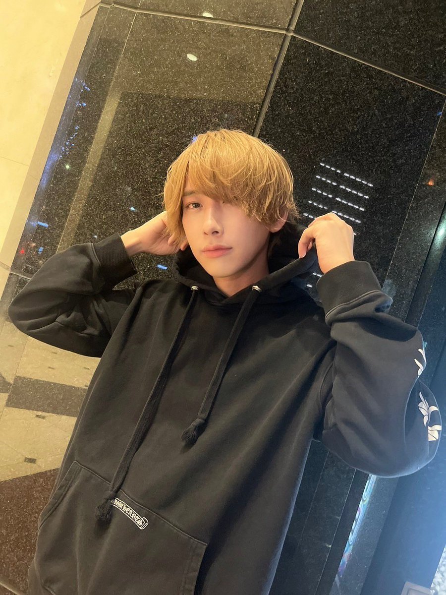 candy_majime's tweet photo. ある種の人間にとってはこの世は相当無理ゲー。今まで色んな仕事をしてきたけど、オレも社会に馴染めない大社不だったから、ホストでやっていけなかったら本当に人生詰む https://t.co/VrRDAYAibe