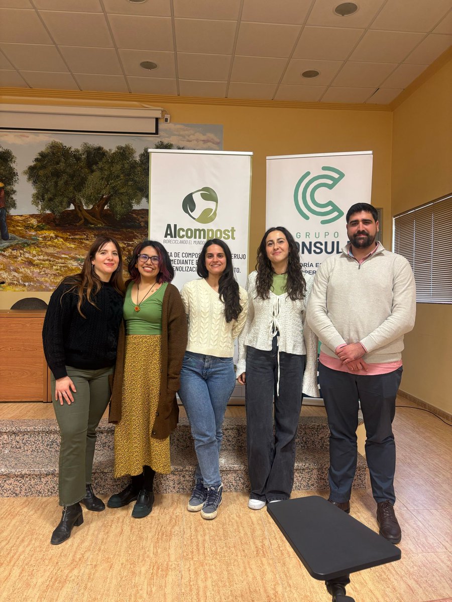 alcompost24's tweet photo. El municipio de Arquillos acogió el curso organizado por Alcompost. 
Más de 30 personas participaron activamente en el curso, pudiendo conocer de primera mano el proceso valorización del alperujo mediante compostaje.
Fue todo un éxito, ¡os esperamos en el próximo! https://t.co/JMXoYSAgCd