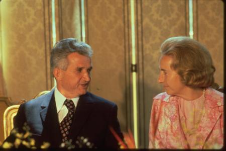 2- Taraftarları artık kendisini "Karpatların Dâhisi" olarak anıyordu.
Çavuşesku Devleti, tüm toplumsal ve ekonomik hayatı sıkı bir şekilde kontrol altında tutuyor, basın sansürleniyor, muhalefet bastırılıyor ve gizli polis (Securitate) halk üzerinde yoğun bir baskı uyguluyordu.