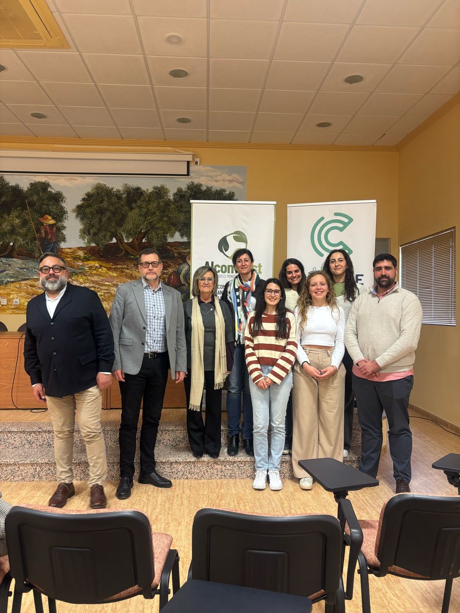 alcompost24's tweet photo. El municipio de Arquillos acogió el curso organizado por Alcompost. 
Más de 30 personas participaron activamente en el curso, pudiendo conocer de primera mano el proceso valorización del alperujo mediante compostaje.
Fue todo un éxito, ¡os esperamos en el próximo! https://t.co/JMXoYSAgCd