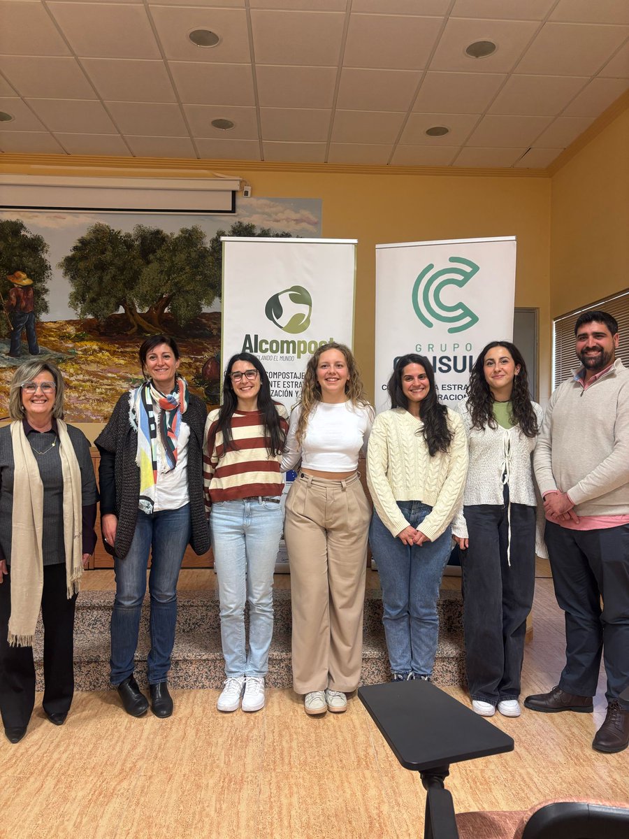 alcompost24's tweet photo. El municipio de Arquillos acogió el curso organizado por Alcompost. 
Más de 30 personas participaron activamente en el curso, pudiendo conocer de primera mano el proceso valorización del alperujo mediante compostaje.
Fue todo un éxito, ¡os esperamos en el próximo! https://t.co/JMXoYSAgCd