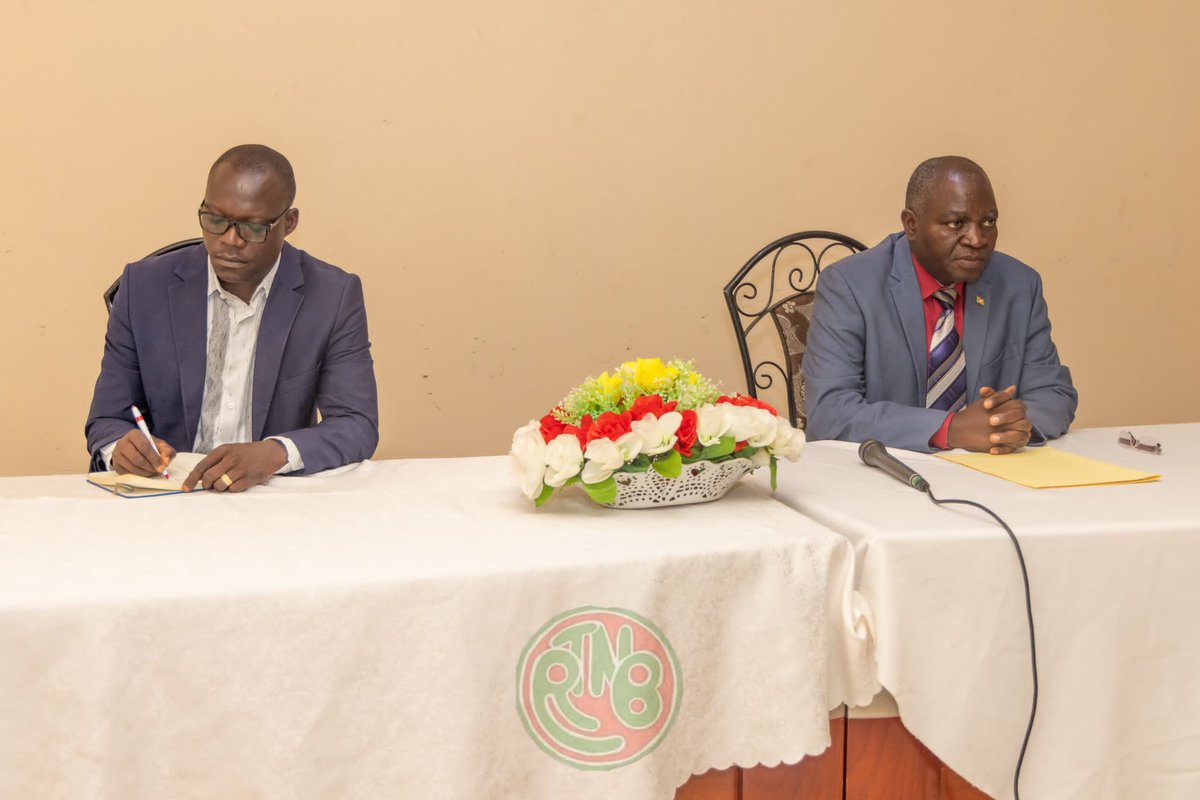 RTNBurundi's tweet photo. Le Directeur Général du Travail et de l'Emploi au @MFPTE_bdi, Boniface Ndayiragije, souligne que le Salaire Minimum Interprofessionnel Garanti (SMIG) est en vigueur au #Burundi depuis 1988. Il est aujourd'hui obsolète et ne correspond plus aux réalités économiques de notre pays, précise-t-il.

"Aujourd’hui, nous sommes réunis pour analyser cette situation. Il est évident que le SMIG actuel ne répond plus aux besoins des entreprises ni des travailleurs. C’est pourquoi nous menons un dialogue tripartite entre le gouvernement, les employeurs et les partenaires sociaux. Ensemble, nous devons trouver un terrain d’entente", explique-t-il.

Boniface Ndayiragije affirme que chaque partie doit y trouver son compte, afin que gouvernement, employeurs et travailleurs bénéficient d’un juste équilibre.

Il insiste sur la nécessité d’une base solide, équitable et concertée pour fixer les salaires, car cela garantit des conditions de travail dignes.

Le DG du Travail ajoute qu'avec la dévaluation de la monnaie, la conjoncture économique mondiale et la situation socio-économique locale, des ajustements urgents sont nécessaires.

Il informe que ce processus s'inscrit dans une réforme professionnelle globale liée à une nouvelle politique salariale, qui ne vise pas à reculer la politique nationale salariale, mais à la compléter. Celle-ci concerne non seulement les fonctionnaires publics, mais aussi le secteur privé.

Il explique que le secteur privé est particulièrement touché, ce qui rend essentiel d'y établir une référence salariale juste et actualisée.

À titre d’exemple, en 1988, le SMIG était de 165 BIF en milieu urbain et de 160 BIF en milieu rural. Aujourd’hui, ces montants sont dépassés.

Les prix ont explosé depuis : ce qu’on pouvait acheter avec 5 BIF en 1988 ne peut plus l'être aujourd’hui, même avec 1000 fois ce montant. C’est dans ce contexte que le gouvernement a sollicité le ministère en charge du Travail et de l'Emploi pour lancer la révision du SMIG.

Le DG du Travail annonce qu'un travail est en cours avec les partenaires sociaux pour établir un SMIG équitable pour tous les secteurs. Le processus suivra les étapes prévues : validation par le comité technique, soumission au Comité National du Travail, avant adoption officielle.

Le SMIG est une nécessité pour tous les pays, pas seulement pour le #Burundi. Ce n’est pas un privilège, mais un droit garantissant une rémunération minimale décente.