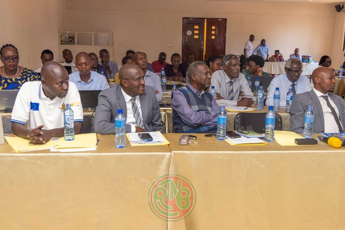 RTNBurundi's tweet photo. Le Directeur Général du Travail et de l'Emploi au @MFPTE_bdi, Boniface Ndayiragije, souligne que le Salaire Minimum Interprofessionnel Garanti (SMIG) est en vigueur au #Burundi depuis 1988. Il est aujourd'hui obsolète et ne correspond plus aux réalités économiques de notre pays, précise-t-il.

"Aujourd’hui, nous sommes réunis pour analyser cette situation. Il est évident que le SMIG actuel ne répond plus aux besoins des entreprises ni des travailleurs. C’est pourquoi nous menons un dialogue tripartite entre le gouvernement, les employeurs et les partenaires sociaux. Ensemble, nous devons trouver un terrain d’entente", explique-t-il.

Boniface Ndayiragije affirme que chaque partie doit y trouver son compte, afin que gouvernement, employeurs et travailleurs bénéficient d’un juste équilibre.

Il insiste sur la nécessité d’une base solide, équitable et concertée pour fixer les salaires, car cela garantit des conditions de travail dignes.

Le DG du Travail ajoute qu'avec la dévaluation de la monnaie, la conjoncture économique mondiale et la situation socio-économique locale, des ajustements urgents sont nécessaires.

Il informe que ce processus s'inscrit dans une réforme professionnelle globale liée à une nouvelle politique salariale, qui ne vise pas à reculer la politique nationale salariale, mais à la compléter. Celle-ci concerne non seulement les fonctionnaires publics, mais aussi le secteur privé.

Il explique que le secteur privé est particulièrement touché, ce qui rend essentiel d'y établir une référence salariale juste et actualisée.

À titre d’exemple, en 1988, le SMIG était de 165 BIF en milieu urbain et de 160 BIF en milieu rural. Aujourd’hui, ces montants sont dépassés.

Les prix ont explosé depuis : ce qu’on pouvait acheter avec 5 BIF en 1988 ne peut plus l'être aujourd’hui, même avec 1000 fois ce montant. C’est dans ce contexte que le gouvernement a sollicité le ministère en charge du Travail et de l'Emploi pour lancer la révision du SMIG.

Le DG du Travail annonce qu'un travail est en cours avec les partenaires sociaux pour établir un SMIG équitable pour tous les secteurs. Le processus suivra les étapes prévues : validation par le comité technique, soumission au Comité National du Travail, avant adoption officielle.

Le SMIG est une nécessité pour tous les pays, pas seulement pour le #Burundi. Ce n’est pas un privilège, mais un droit garantissant une rémunération minimale décente.