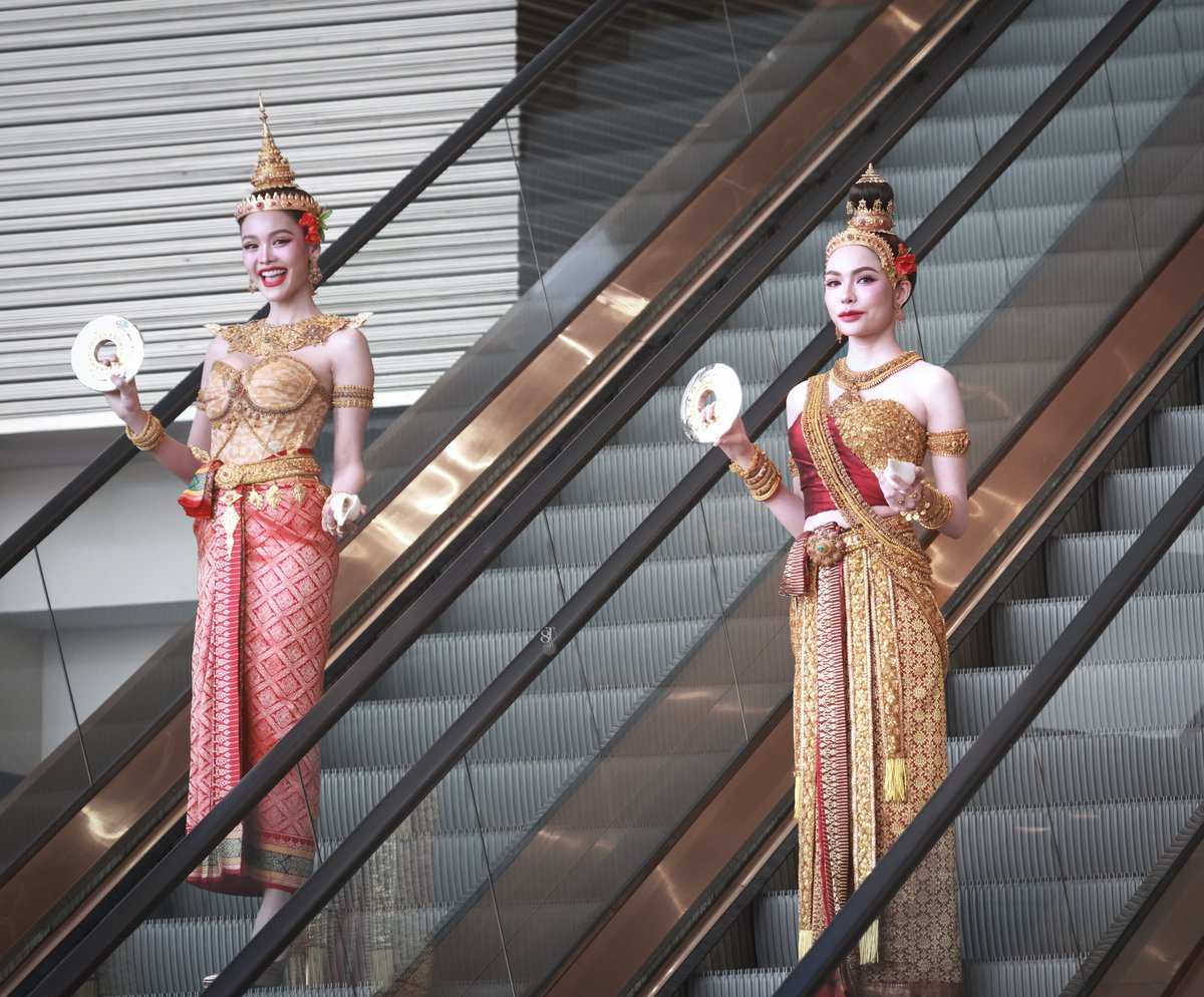 TTTttt333TTT's tweet photo. สวยมากกกกก 
#อิงล็อต 
ENGLOT SONGKRAN ICONSIAM
#ENGLOTxICONSIAM https://t.co/4wOYC0QlfC