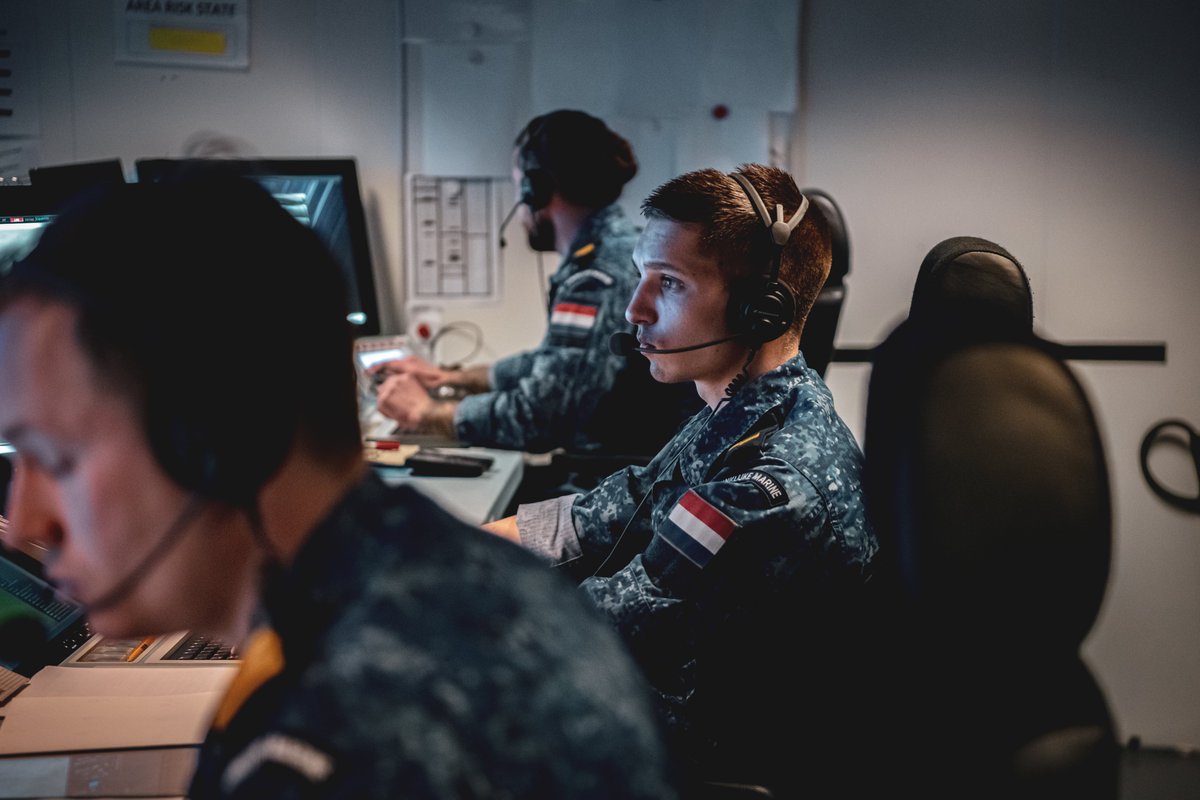 CDS_Defensie's tweet image. Wanneer eenheden die opereren in het land-, zee-, lucht-, ruimte- en cyberdomein tegelijkertijd kunnen beschikken over dezelfde actuele #informatie, vergroot dat onze #slagkracht in een gevecht waarin snelheid en aanpassingsvermogen het verschil maken. 👉 defensie.nl/actueel/nieuws…