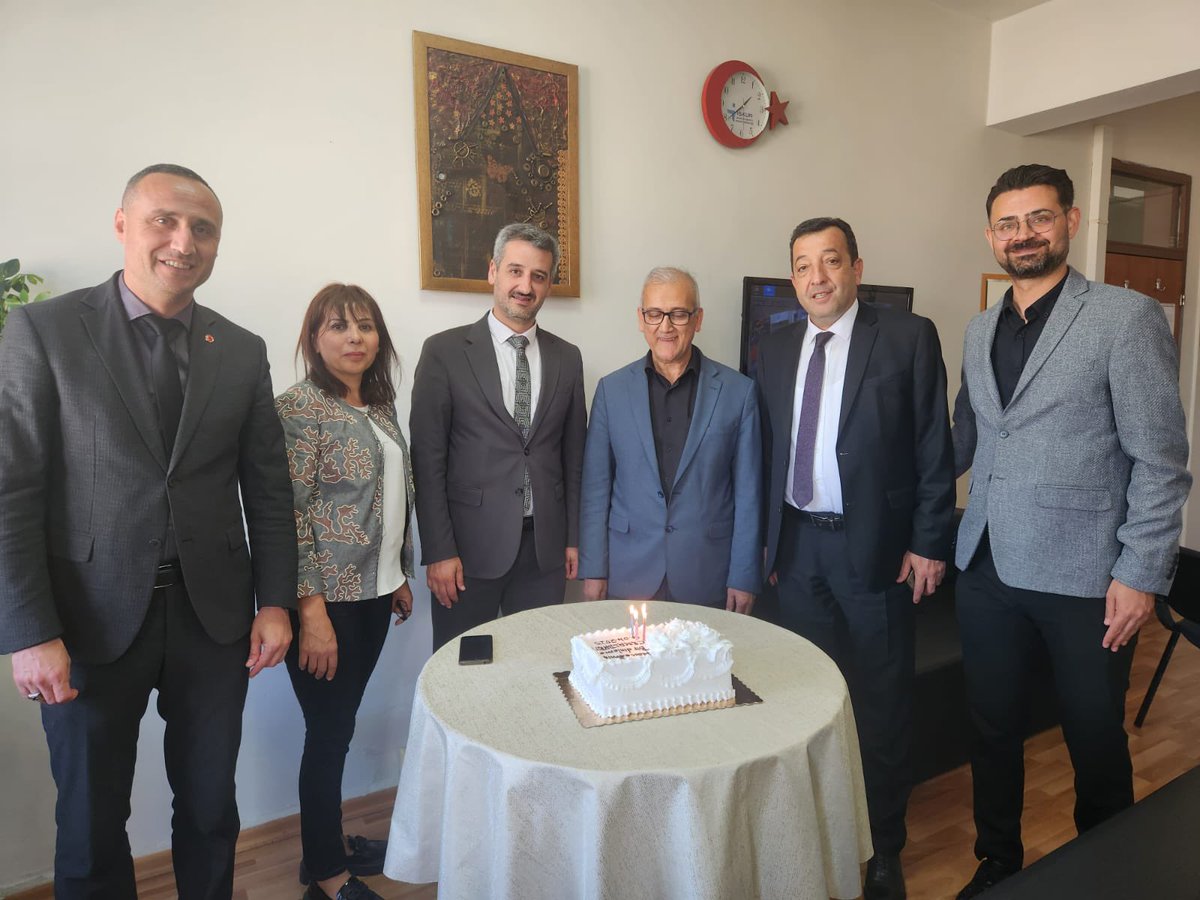 Uzun yıllar boyunca eğitime değerli katkılarda bulunan Çağdaşkent Anadolu Lisesi Müdürü Cemal Barut, emekliliğe ayrıldı. İlçe Milli Eğitim Müdürümüz Kaan Aydemir, Cemal Barut’u görev yaptığı okulda ziyaret ederek bu anlamlı gününde kendisine eşlik etti.

<a href="/tcmeb/">Millî Eğitim Bakanlığı</a> 
<a href="/Yusuf__Tekin/">Yusuf Tekin</a>