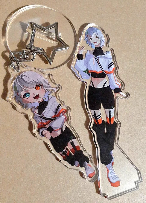 ぃゃー様がアクスタとキーホルダーをプレゼントしてくれましたー!! 自分が描いた絵がグッズとして自分の手元にあるとなんだか不思議な気持ちになりますめっちゃ嬉しいです ありがとうございました!