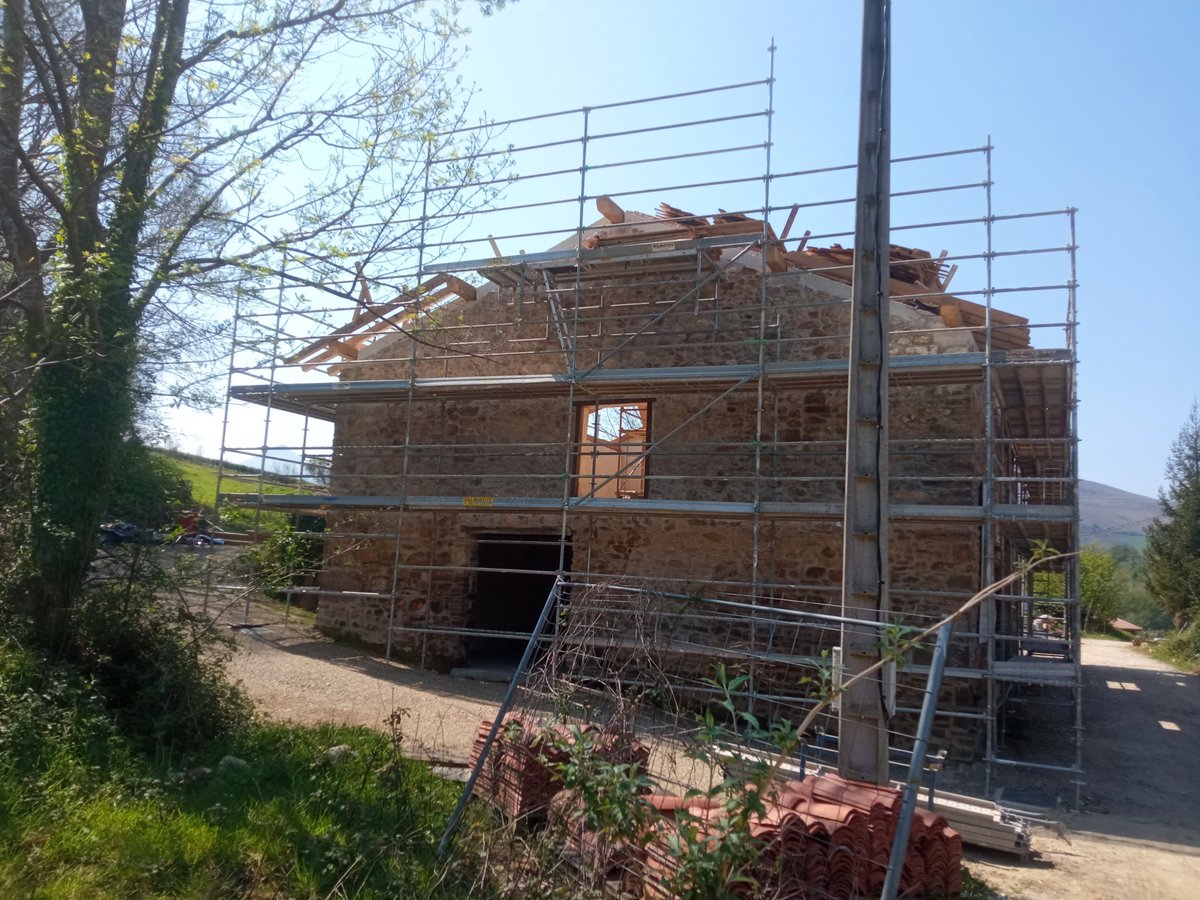 fpbidasoa's tweet photo. 🟢El alumnado de @baserri_berri preparando los últimos cabios para ir terminando la estructura y comenzar con el recubrimiento final, teja y aislamiento
🌳 @Oarsoaldea @CDonibane @tknika @Compagnons64 @EASOIKT 🌲
#POCTEFA #INTERREG #Compagnons https://t.co/H15Y8pxOhj