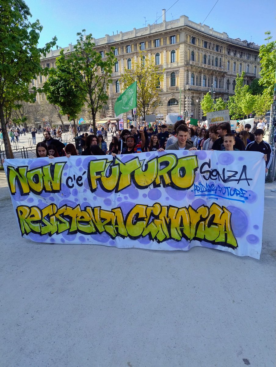 MILinMOV's tweet image. FRIDAYS FOR FUTURE DI NUOVO IN PIAZZA 

Climate strike di Fridays For Future Milano oggi nelle vie attorno al Parco Sempione. La mobilitazione di oggi ha tenuto insieme il tema della giustizia climatica con quello dell'opposizione al riarmo

#FridaysForFuture 
#ClimateStrike