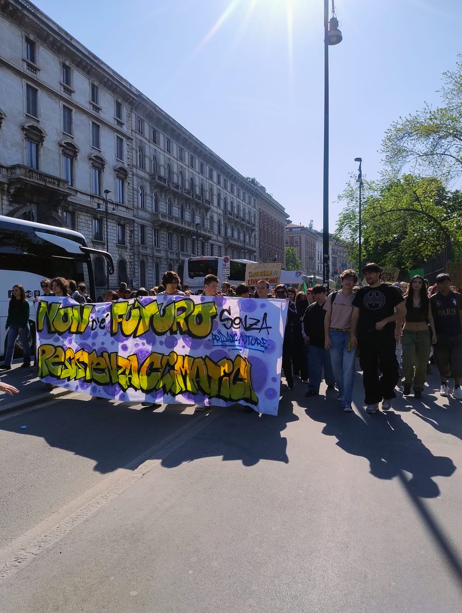 MILinMOV's tweet image. FRIDAYS FOR FUTURE DI NUOVO IN PIAZZA 

Climate strike di Fridays For Future Milano oggi nelle vie attorno al Parco Sempione. La mobilitazione di oggi ha tenuto insieme il tema della giustizia climatica con quello dell'opposizione al riarmo

#FridaysForFuture 
#ClimateStrike