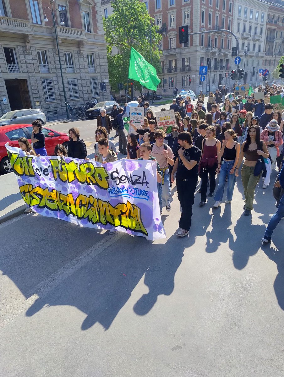 MILinMOV's tweet image. FRIDAYS FOR FUTURE DI NUOVO IN PIAZZA 

Climate strike di Fridays For Future Milano oggi nelle vie attorno al Parco Sempione. La mobilitazione di oggi ha tenuto insieme il tema della giustizia climatica con quello dell'opposizione al riarmo

#FridaysForFuture 
#ClimateStrike