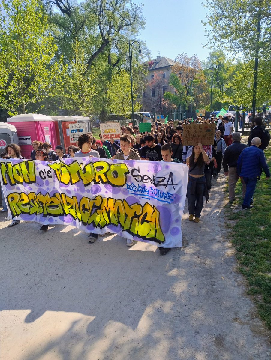 MILinMOV's tweet image. FRIDAYS FOR FUTURE DI NUOVO IN PIAZZA 

Climate strike di Fridays For Future Milano oggi nelle vie attorno al Parco Sempione. La mobilitazione di oggi ha tenuto insieme il tema della giustizia climatica con quello dell'opposizione al riarmo

#FridaysForFuture 
#ClimateStrike