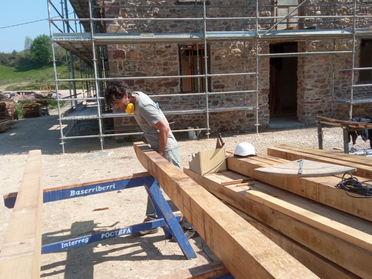 fpbidasoa's tweet photo. 🟢 Les étudiants de @baserri_berri ont préparé les derniers poutres pour terminer la structure et commencer par le revêtement final, les tuiles et l'isolation. 🌲@Oarsoaldea @CDonibane @tknika @Compagnons64 @EASOIKT 🌳#POCTEFA #INTERREG #Compagnons https://t.co/cmISQ1IMek