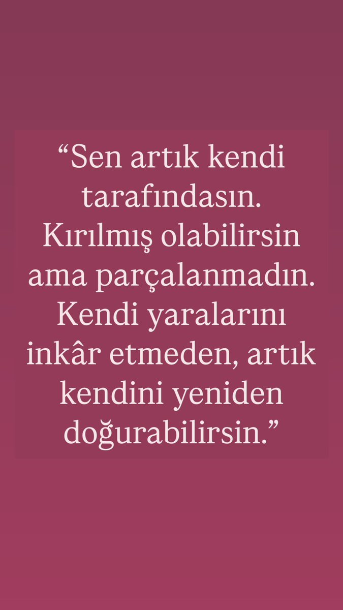 mineolmez_'s tweet photo. Hepsini bir bir açıkladım sana,saatlerce uğraştım ama değdi bence. Lütfen siz de kalbinizle okuyun ki karşılık bulsun.
Şimdi şöyle düşün;
Belki bir telefon çalacak, ve sen sıradan bir konuşma zannedeceksin… ama aslında o ses, seni hiç beklemediğin bir yöne çekmeye başlayacak. Bu bir teklif, bir özür, bir “hadi gel” çağrısı olabilir.
Belki eline bir kalem alacaksın ya da klavyeye uzanacaksın… ve bir anda, senin bile farkında olmadan ertelediğin bir hayalin cümleleri dökülecek. Yazdığın şey belki bir projeye, belki bir kitap fikrine, belki bir niyet kâğıdına dönüşecek… Ama unutma: bugün yazılanlar, evrene mühür gibi geçer.
Belki sadece bir yürüyüşe çıkacaksın… ve yolun bir yerinde, bir şey seni durduracak. Belki bir kedinin gözleri, bir çiçeğin açılışı, bir tabelada okuduğun bir kelime… Ama o duruş, içindeki uzun zamandır susturulmuş sesi uyandıracak: “Ben buradayım ve artık bu yolu seçiyorum.”
Belki yıllardır sakladığın bir duyguyu dile getirme cesareti bulacaksın. İçinde tutup da konuşamadığın bir söz, bugün kalbinden dökülüp kaderin kapısını çalabilir. Çünkü Mars diyor ki: “Kalpten gelen her cesaret, ilahi akışta karşılık bulur.”
Belki de hiç tanımadığın biriyle bir ruhsal bağ kuracaksın. Onun söyledikleri birden sende bir kapıyı aralayacak. Tanıdık gelmeyen bu yüz, aslında ruhunun çok önceden tanıdığı bir rehber olabilir.
Bu transitlerin enerjileri sana şunu söylüyor; “Şu an sadece düşünceler değil, sezgiler konuşuyor. Sadece kelimeler değil, titreşimler yol çiziyor.” O yüzden bugünlerde karşına çıkan hiçbir detayı küçümseme. Ne kadar basit görünürse görünsün, onun ardında çok daha büyük bir planın ipuçları olabilir. Vee bu gökyüzü bir tür içsel devrim doğuruyor.
Artık sadece hissetmek değil; hissettiklerini sistemleştirmek, paylaşmak ve yaymak zamanı.
Sadece susmak değil; sustuklarını bilinçli cümlelere dökerek başka kalplere fener olmak zamanı.
Sadece şifalanmak değil; o şifayı başkalarına aktarmak, şifa taşıyıcısı olmak zamanı. #bugünlerde #akılvekalp #aynıanda #çokgüçlü