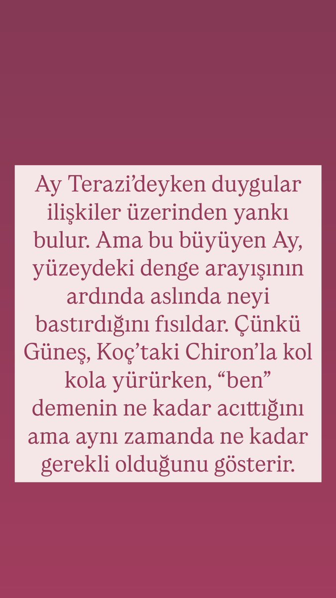 mineolmez_'s tweet photo. Hepsini bir bir açıkladım sana,saatlerce uğraştım ama değdi bence. Lütfen siz de kalbinizle okuyun ki karşılık bulsun.
Şimdi şöyle düşün;
Belki bir telefon çalacak, ve sen sıradan bir konuşma zannedeceksin… ama aslında o ses, seni hiç beklemediğin bir yöne çekmeye başlayacak. Bu bir teklif, bir özür, bir “hadi gel” çağrısı olabilir.
Belki eline bir kalem alacaksın ya da klavyeye uzanacaksın… ve bir anda, senin bile farkında olmadan ertelediğin bir hayalin cümleleri dökülecek. Yazdığın şey belki bir projeye, belki bir kitap fikrine, belki bir niyet kâğıdına dönüşecek… Ama unutma: bugün yazılanlar, evrene mühür gibi geçer.
Belki sadece bir yürüyüşe çıkacaksın… ve yolun bir yerinde, bir şey seni durduracak. Belki bir kedinin gözleri, bir çiçeğin açılışı, bir tabelada okuduğun bir kelime… Ama o duruş, içindeki uzun zamandır susturulmuş sesi uyandıracak: “Ben buradayım ve artık bu yolu seçiyorum.”
Belki yıllardır sakladığın bir duyguyu dile getirme cesareti bulacaksın. İçinde tutup da konuşamadığın bir söz, bugün kalbinden dökülüp kaderin kapısını çalabilir. Çünkü Mars diyor ki: “Kalpten gelen her cesaret, ilahi akışta karşılık bulur.”
Belki de hiç tanımadığın biriyle bir ruhsal bağ kuracaksın. Onun söyledikleri birden sende bir kapıyı aralayacak. Tanıdık gelmeyen bu yüz, aslında ruhunun çok önceden tanıdığı bir rehber olabilir.
Bu transitlerin enerjileri sana şunu söylüyor; “Şu an sadece düşünceler değil, sezgiler konuşuyor. Sadece kelimeler değil, titreşimler yol çiziyor.” O yüzden bugünlerde karşına çıkan hiçbir detayı küçümseme. Ne kadar basit görünürse görünsün, onun ardında çok daha büyük bir planın ipuçları olabilir. Vee bu gökyüzü bir tür içsel devrim doğuruyor.
Artık sadece hissetmek değil; hissettiklerini sistemleştirmek, paylaşmak ve yaymak zamanı.
Sadece susmak değil; sustuklarını bilinçli cümlelere dökerek başka kalplere fener olmak zamanı.
Sadece şifalanmak değil; o şifayı başkalarına aktarmak, şifa taşıyıcısı olmak zamanı. #bugünlerde #akılvekalp #aynıanda #çokgüçlü