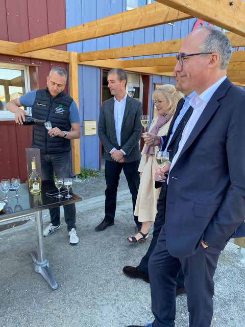 christophe_p's tweet photo. Ce matin, avec mon collègue @cplassard, rencontre avec @berthommiermb, président du Comité interprofessionnel des produits de l’aquaculture (#CIPA) et la famille Chiron, ostréiculteurs passionnés à L’Éguille, en Charente-Maritime.

Ici, chaque huître raconte une histoire : celle du travail patient, du lien à la nature, de la fierté d’un métier ancré dans le temps long.
Un savoir-faire artisanal, transmis de père en fils, qui fait rayonner nos terroirs bien au-delà du littoral.

🇫🇷 Dans un monde qui va vite, nos territoires sont une force. Ils portent une mémoire, une excellence, une authenticité que rien ne remplace.

Valoriser ces métiers, c’est valoriser la France qui tient, qui crée, qui nourrit.

Merci à la famille Chiron pour leur accueil chaleureux et leur passion communicative !