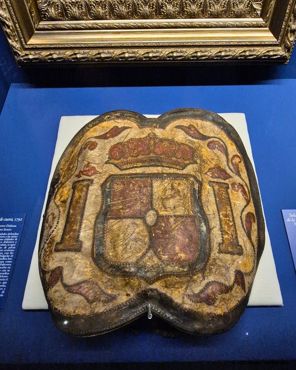 MuseoEjercito's tweet photo. En la adarga podemos observar cortes de arma blanca.
Descubre esta pieza y otras muchas más en la exposición temporal ‘Blancos, Pardos y Morenos. Cinco siglos de americanos de España en el Ejército’. Disponible hasta el 25 de mayo.
#museodelejercito #toledo #adarga #escudo https://t.co/h1HdNd9QCl