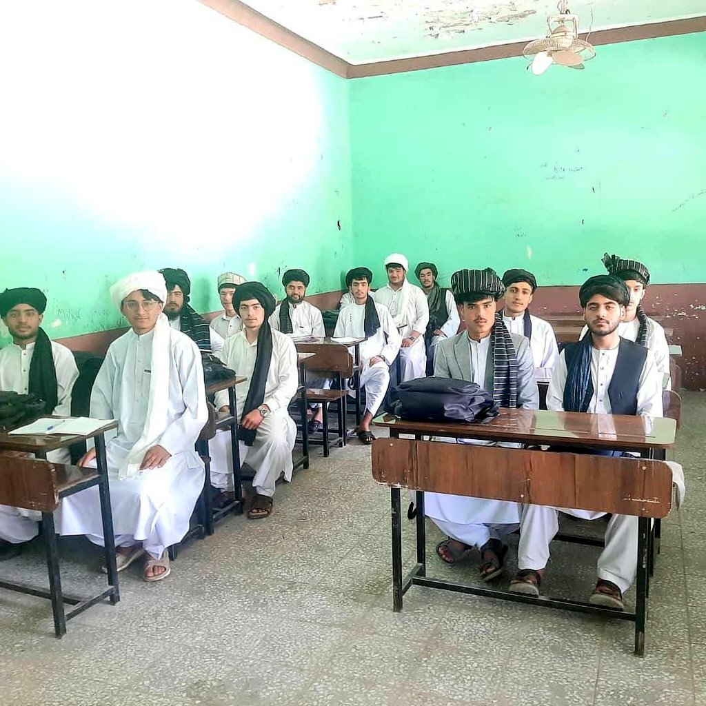 اې امیرالمؤمنینه!!!
ستا مشاورین سم خلک ندي
ستا سترګې یې په غټو او مهمو مسائلو پټې کړي او په وړو مسائلو یې اخته کړی یې چې د امر بالمعروف وزارت کارونه دي
یا خو د امر بالمعروف وزارت لغو کړه او کار یې خپله کوه او یا هم د ټولو مؤمنانو مشري ته غاړه کېږده او وړې خبرې پرېږده نورو ته