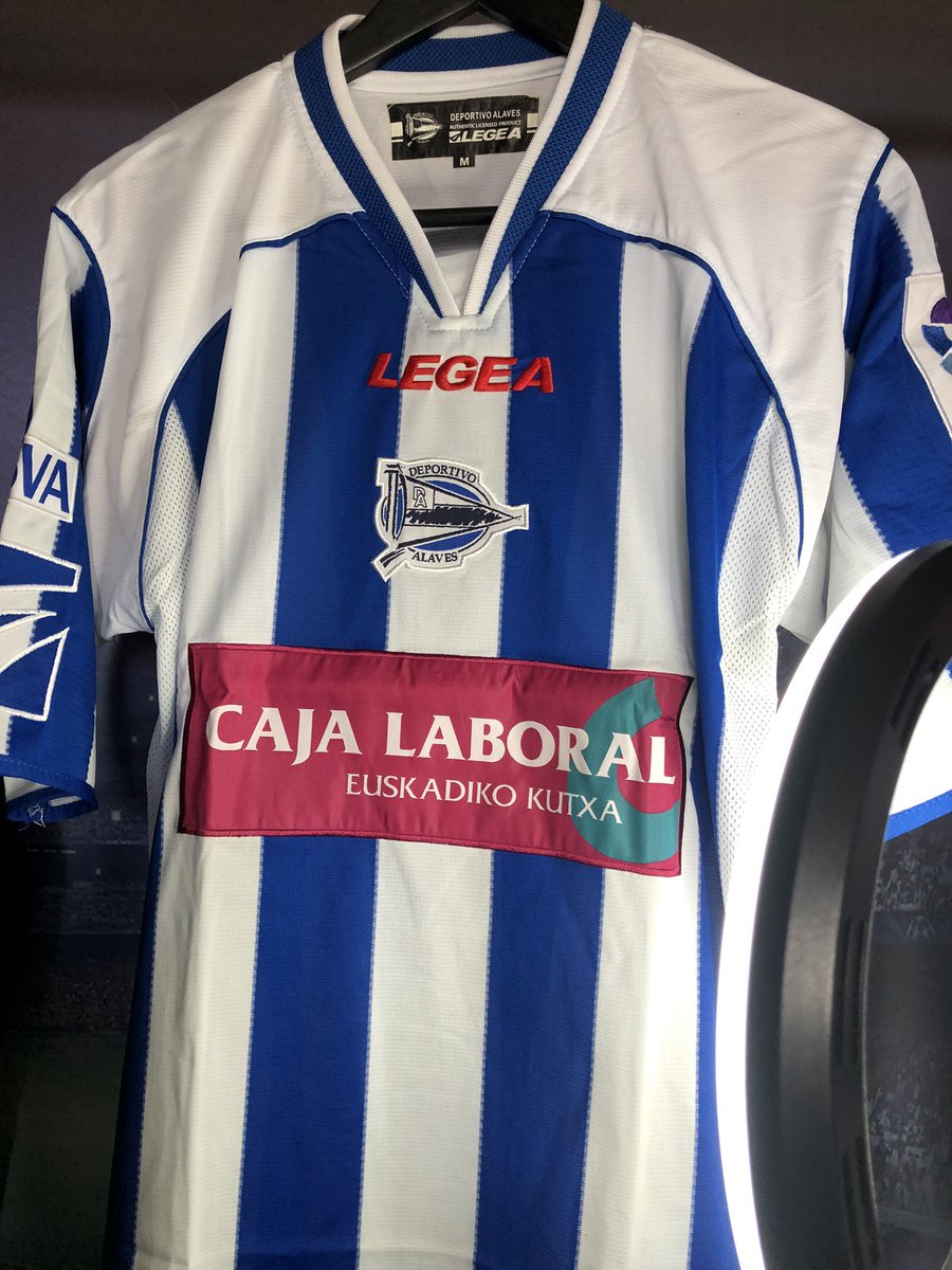 Retour dans les années 2010 🔥

<a href="/LEGEA_official/">Legea</a> nous a envoyé des pépites vintage des années 2010 🤩

Comme avec cette pièce collector du Deportivo Alavés de la saison 2008-09 💙🤍

<a href="/glorioso117/">GLORIOSO 117'</a> <a href="/gloriosonet/">𝔾𝕝𝕠𝕣𝕚𝕠𝕤𝕠.𝕟𝕖𝕥 ⭐⭐⭐🏆⭐⭐⭐</a>