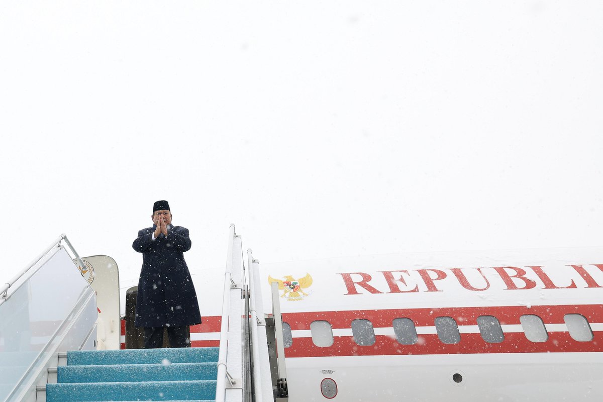 prabowo's tweet photo. Usai pertemuan bilateral bersama Presiden @RTErdogan beserta jajaran di ibu kota Ankara, saya melanjutkan kunjungan ke Kota Antalya untuk menghadiri Antalya Diplomacy Forum (ADF) 2025.

Tahun ini, ADF akan mengangkat tema “Diplomasi sebagai Kekuatan Penyeimbang di Tengah Meningkatnya Fragmentasi Global” yang mencerminkan komitmen bersama dalam menghadapi tantangan dunia yang semakin kompleks, serta menegaskan pentingnya menavigasi kembali peran dan prinsip diplomasi dalam menjaga perdamaian dan stabilitas global.

Bandar Udara Internasional Esenboga, Ankara, 
Republik Turkiye, 11 April 2025.