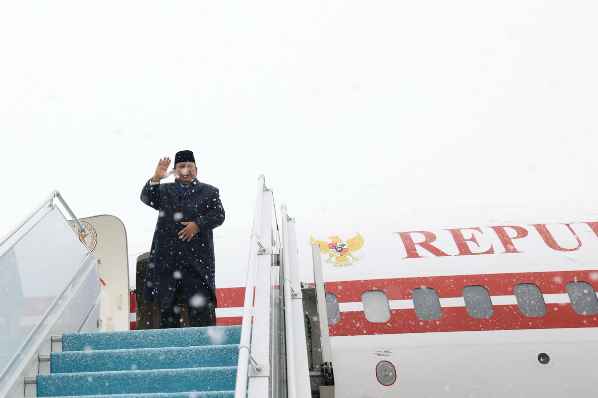 prabowo's tweet photo. Usai pertemuan bilateral bersama Presiden @RTErdogan beserta jajaran di ibu kota Ankara, saya melanjutkan kunjungan ke Kota Antalya untuk menghadiri Antalya Diplomacy Forum (ADF) 2025.

Tahun ini, ADF akan mengangkat tema “Diplomasi sebagai Kekuatan Penyeimbang di Tengah Meningkatnya Fragmentasi Global” yang mencerminkan komitmen bersama dalam menghadapi tantangan dunia yang semakin kompleks, serta menegaskan pentingnya menavigasi kembali peran dan prinsip diplomasi dalam menjaga perdamaian dan stabilitas global.

Bandar Udara Internasional Esenboga, Ankara, 
Republik Turkiye, 11 April 2025.