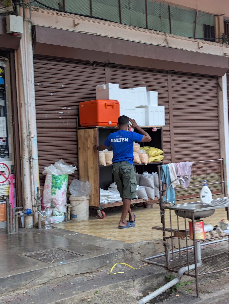 pipiyapong's tweet photo. Petang ni rasa macam sebak tengok bekas mahasiswa UNITEN bekerja https://t.co/SbjdrwMdUo