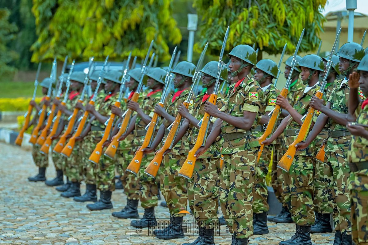 BEYE2021's tweet image. Umukuru w’Igihugu c’Uburundi, Evariste Ndayishimiye, yateye iteka n’ukuhaba kwiwe mu gihe c’akaruhuko k’umunsi mukuru wa Pasika w’abasirikare b’igisirikare c’Uburundi, baherekejwe n’imiryango yabo. Bikaba vyatunganijwe kuri uyu wa 10 ndamukiza muri #ISCAM,…